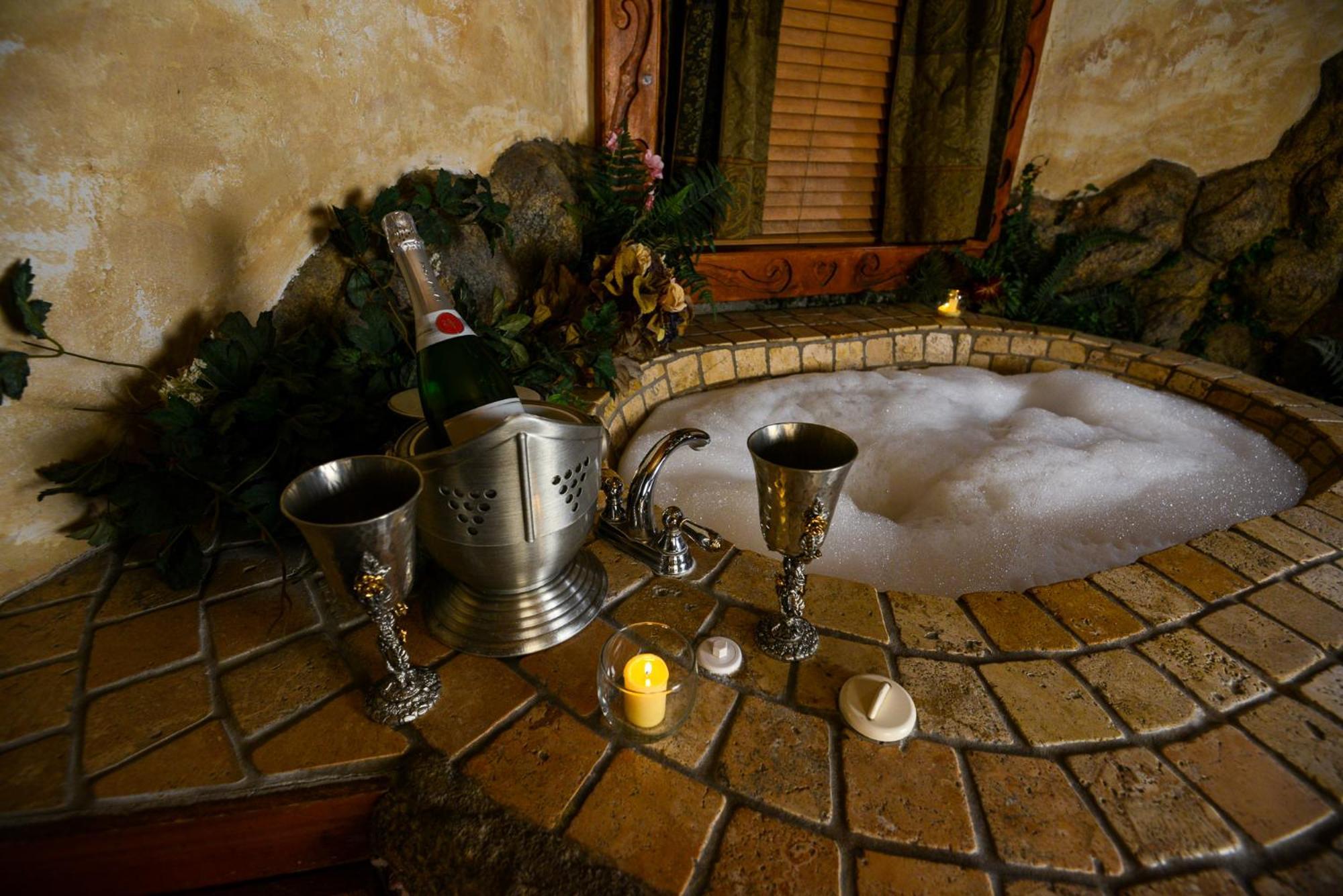 Castle Wood Theme Cottages- Couples Only Big Bear Lake Bagian luar foto